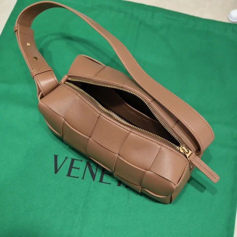 Batch 1420 BV autumn and winter beautiful armpit bag, breaking your definition of armpits BOTTEGA's new BRICK CASSETTE is small and exquisite, breaking the definition of underarms without capacity. It is no longer a small waste bag, but also a classic woven style. Why not buy such a bag? The soft sheepskin material shows a sense of luxury. Style number: 9305 Size: 23.5*10*10cm